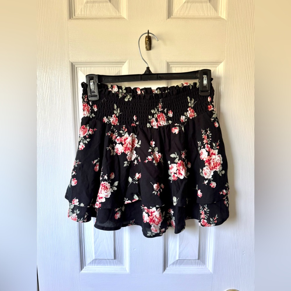 Streetwear Society Women's Floral Two Tiered Ruffled Skirt Size Small NEW